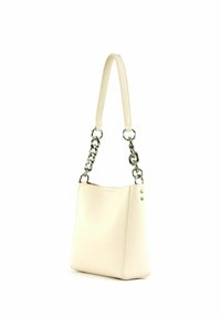 Sac à bandoulière en cuir crème avec une lanière courte et large et de gros maillons de chaîne en argent de chaque côté, design rectangulaire simple.