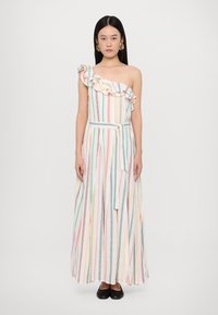 Vestido maxi com um ombro, decote franzido, listras verticais multicoloridas. Cintura ajustada com cinto, tecido leve, comprimento até ao tornozelo.