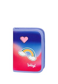 Portafoglio zip in tessuto, di colore viola e rosa, decorato con adesivi a forma di cuore e nuvole arcobaleno, con il nome del marchio "baagl" in scritta bianca.
