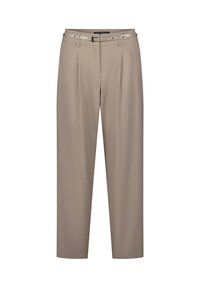 Pantalon beige ajusté avec un devant plat, deux plis et une ceinture fine ornée d'accents métalliques, confectionné dans un tissu texturé.