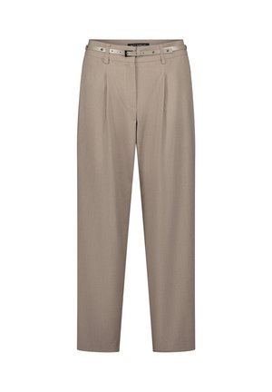 Pantalon beige ajusté avec un devant plat, deux plis et une ceinture fine ornée d'accents métalliques, confectionné dans un tissu texturé.