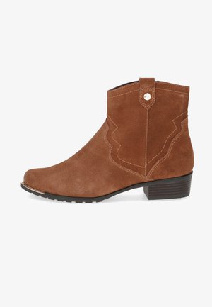 Barna velúr bokacsizma ívelt dizájnnal, diszkrét varrási részletekkel és alacsony blokk sarkakkal, dekoratív húzófüllel és gumitalppal.