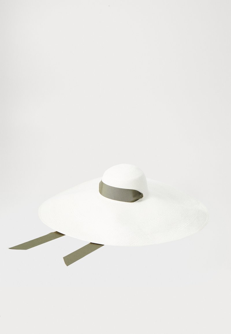 Bredbrättad hatt gjord av vit halm, med en rund krone och ett grått band runt basen med två hängande remmar.