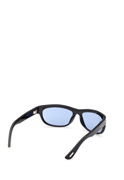 Svarta solglasögon med blå linser. Slät plastbåge med silverdetaljer på sidan, i en böjd form och avsmalnande skalmar.