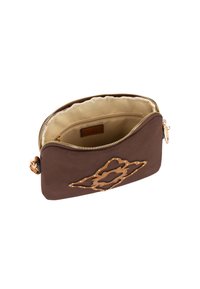 Clutch in suede marrone con emblema floreale dorato, chiusura con zip e fodera in tessuto beige. Presenta una tasca a scomparsa all'interno.