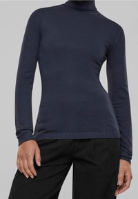 Pull col roulé bleu marine en tissu tricoté lisse, avec manches longues et détails côtelés au niveau de l'encolure et de l'ourlet. Coupe ajustée.