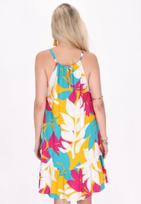 Rochie florală cu gulerul plisat, modele multicolore în nuanțe de roz, galben și turcoaz, și o margine fârstrită. Material ușor.
