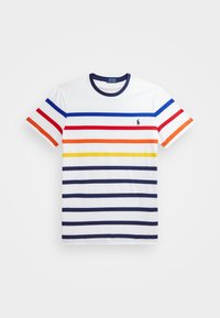 Camiseta de algodón blanca con rayas horizontales en azul marino, rojo, amarillo y naranja. Presenta un cuello azul marino y un pequeño logo en el pecho.