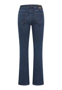 Vaqueros de mezclilla de denim azul oscuro con perneras acampanadas, cintura estándar, dos bolsillos traseros y detalles de costura sutiles cerca de los bordes de los bolsillos.