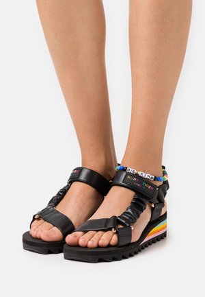 Kurt Geiger London, Sandales compensées - black