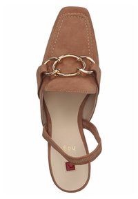 Brązowe mule ze skóry zamszowej z szpiczastym noskiem, złotym łańcuszkiem i cienkim paskiem. Posiadają detale przeszyć oraz płaską podeszwę.