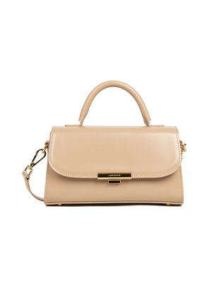 Borsa a mano in pelle beige con manico superiore e tracolla removibile. Presenta un clasp dorato e una finitura liscia. Design semplice e rettangolare.