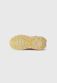 Vibram såle med et flerretningstreadmønster. Rosa mellomsåle med gul yttersåle. Teksturert for grep og holdbarhet.