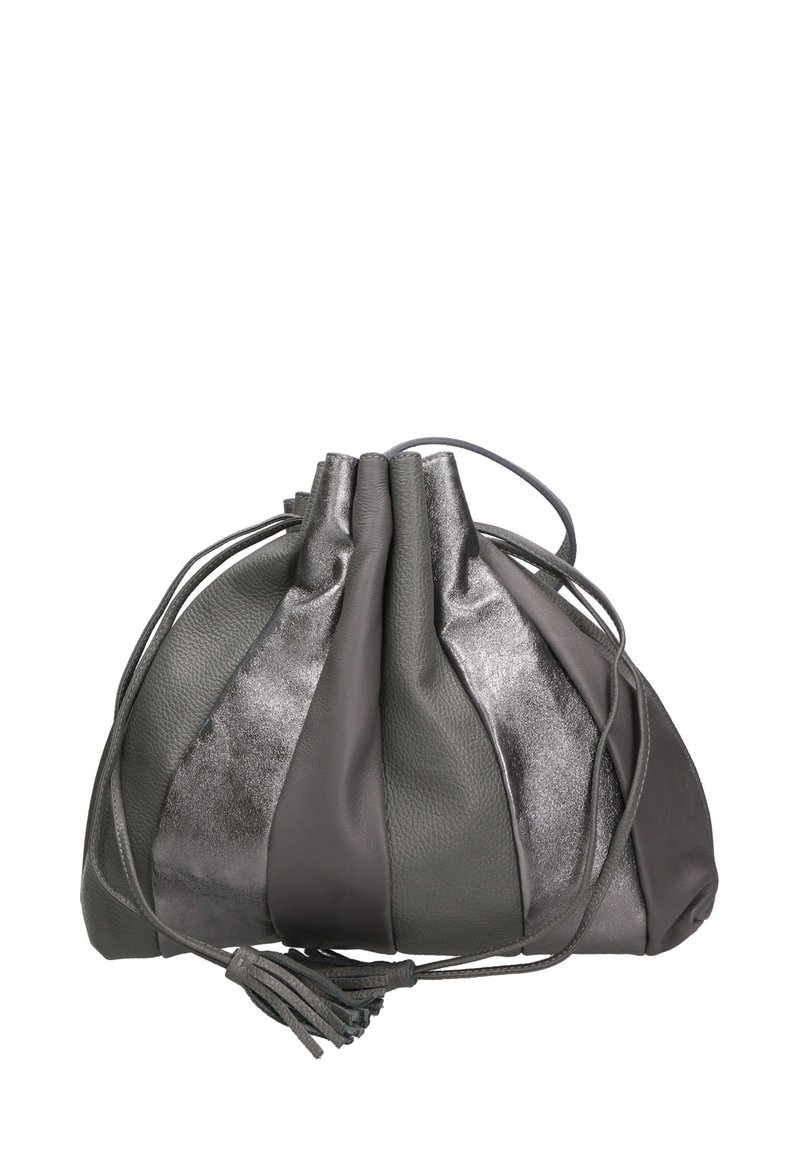Grijze leren tas met een gegathered ontwerp, met contrasterende gladde en metallic textuurpanelen en een trekkoordsluiting met franje.