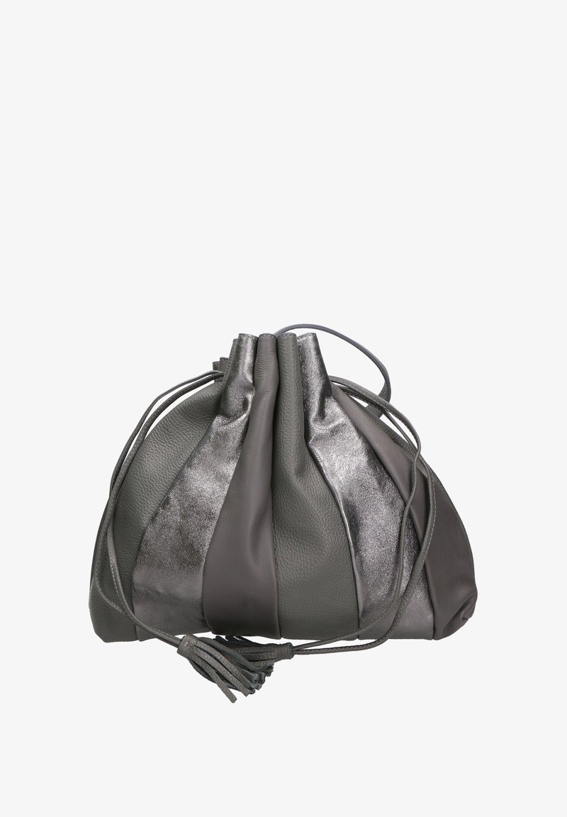 Grijze leren tas met een gegathered ontwerp, met contrasterende gladde en metallic textuurpanelen en een trekkoordsluiting met franje.