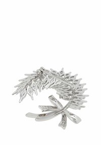 Spilla a forma di foglia d'argento con intricate intagliature e una finitura lucida. Presenta una chiusura a spillo e accenti decorativi in gemme.