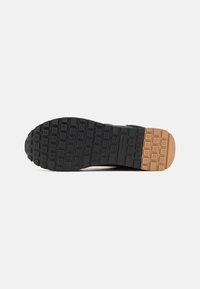 Colmar Originals TRAVIS BOOST - Sapatilhas - black/chocolate