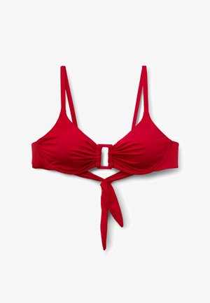 Rotes Bikinioberteil mit verstellbaren Schulterriemen, einem rechteckigen Mittelring und einer Bindeschleife an der vorderen unteren Kante.