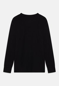 Cămașă neagră cu mâneci lungi, confecționată din bumbac ușor. Prezintă un guler clasic rotund și mâneci ajustate, fără elemente vizibile de design.