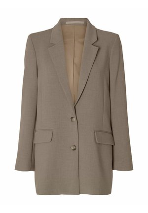 Egysoros taupe blézer kivágott hajtókával, két első zsebfedővel és két gombbal, fehér háttéren.