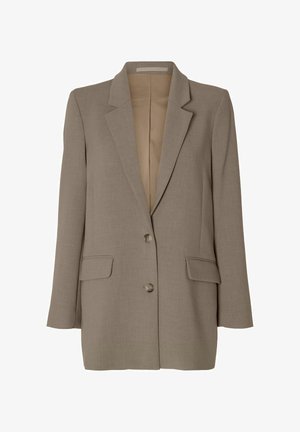 Egysoros taupe blézer kivágott hajtókával, két első zsebfedővel és két gombbal, fehér háttéren.