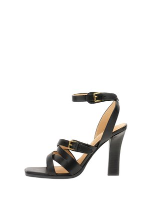 Sandalo nero con tacco alto, dotato di più cinturini con fibbie dorate, punta aperta, cinturino alla caviglia e tacco a blocco.
