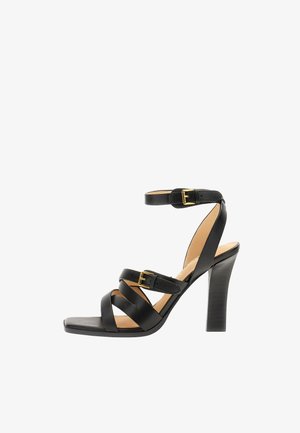 Sandalo nero con tacco alto, dotato di più cinturini con fibbie dorate, punta aperta, cinturino alla caviglia e tacco a blocco.