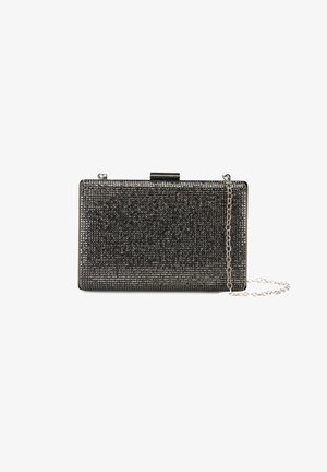 Rechthoekige clutch tas met een zwarte gestructureerde oppervlakte, versierd met metalen accenten en een afneembare zilveren schouderband.