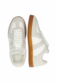 Luftiga sneakers i vitt läder och ljusgrå mocka, med en strukturerad gummisula, rund tå och klassisk snörningsdesign.