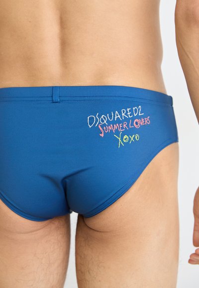 Blaue Schwimmslips mit besticktem Text "DSQARED2 SUMMER LOVERS XOXO" in bunten Fäden auf der Rückseite. Glattes, dehnbares Material.