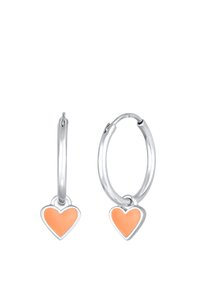 Les boucles d'oreilles en argent sont ornées d'un charm en forme de cœur avec une finition en émail lisse de couleur pêche. Le design est simple avec une texture polie.