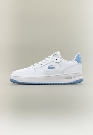 Valge Lacoste'i sneaker kergete siniste aktsentidega, nöörimine esiosas ja bränditud krokodilli logo külje ja kanna peal, eraldatud neutraalsel taustal.