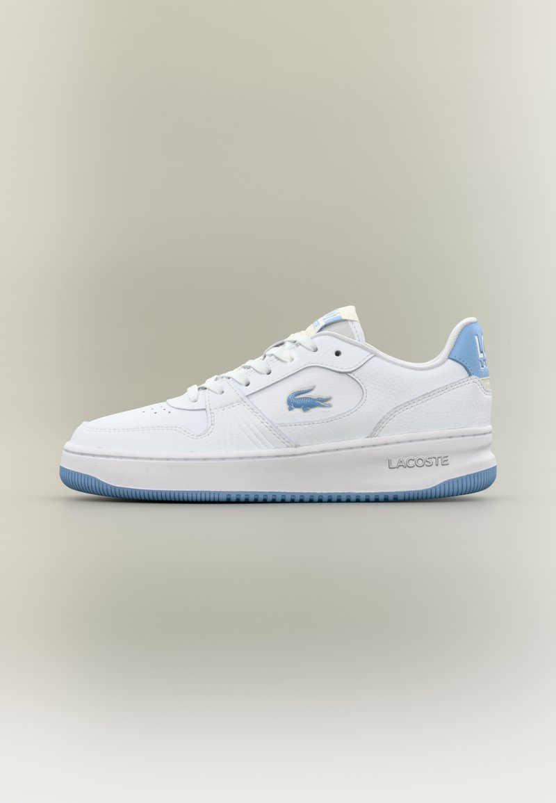 Λευκό sneaker Lacoste με απαλές μπλε λεπτομέρειες, με κορδόνια μπροστά και με το λογότυπο του κροκόδειλου στα πλάγια και στην φτέρνα, απομονωμένο σε ουδέτερο φόντο.