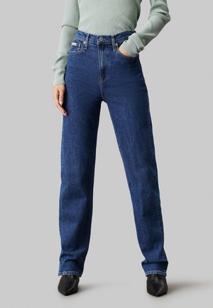 Jeans in denim blu a vita alta con un design a gamba dritta, dotati di tasche anteriori, leggeri segni di usura e dettagli di cucitura.