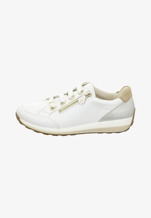 Baskets en cuir blanc avec bout arrondi, fermeture éclair décorative sur le côté, et accents beige clair au niveau du talon, avec une semelle en caoutchouc texturé.