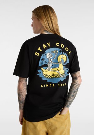 Camiseta de algodón negra con un gráfico colorido de un esqueleto sobre un inflatable amarillo, con el texto "MANTENTE FRESCO" y "DESDE 1966".