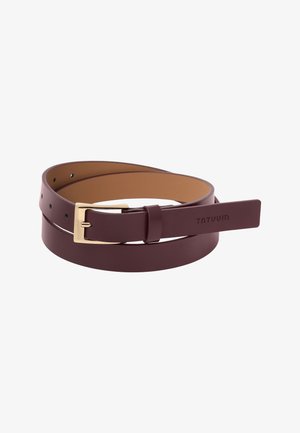 Ceinture en cuir brun foncé enroulée avec une boucle en métal doré et le nom de la marque embossé à l'extrémité sur fond blanc.