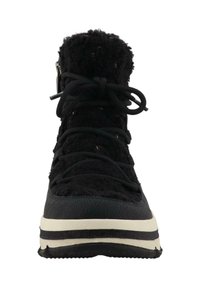 Czarne sneakersy za kostkę z teksturowanym futrzanym wierzchem, sznurowaniem oraz grubą gumową podeszwą z kontrastującą białą linią.