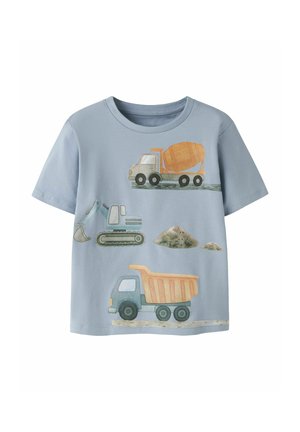 Lyseblå børneskjorte med illustrationer af en betonblander, gravemaskine, jordbunker og en dumper.