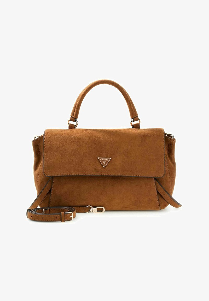 Sac à main en daim marron avec poignée supérieure, bandoulière amovible et logo métallique triangulaire Guess sur le rabat avant.