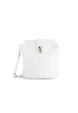 Hvid lædertaske med justerbar skulderrem og sølvfarvet lås, præget mærkenavn nær bunden i midten.