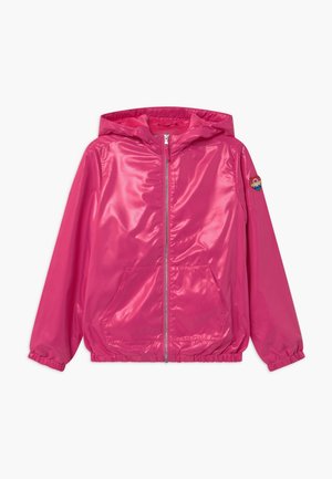 Giacca in nylon rosa lucida con cappuccio, zip frontale, polsini elasticizzati e due tasche laterali. Presenta una toppa colorata sulla manica sinistra.
