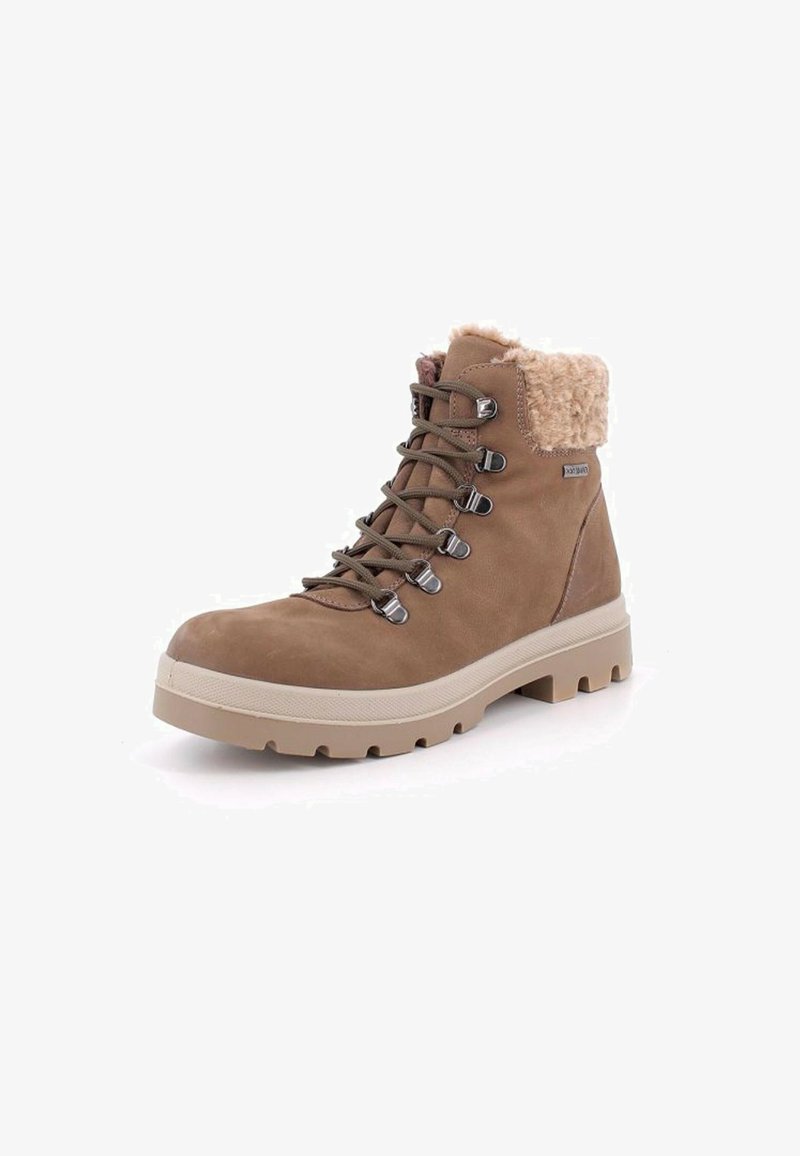 Stivale da trekking in suede marrone con colletto in morbido tessuto beige, occhielli in metallo e chiusura con lacci. Dotato di una suola in gomma resistente con battistrada profondo.