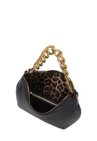 Sac en cuir noir avec une surface texturée, doté d'une poignée en chaîne dorée. L'intérieur est orné d'un motif léopard et d'une poche zippée.