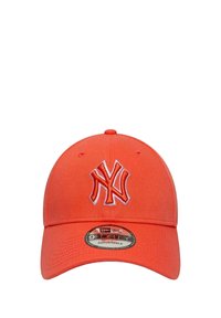 Gorra de béisbol ajustable en tejido de color naranja brillante, con un logotipo NY bordado en blanco, corona estructurada y visera curva.