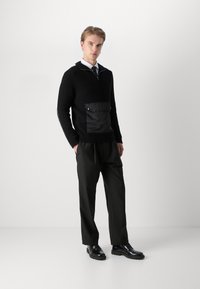 HUGO RAVI - Pantalon classique - black