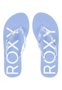 Tongs bleu clair avec des sangles transparentes, présentant une semelle texturée et un motif en forme de cœur. Le nom de la marque "ROXY" est affiché en blanc.