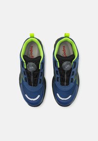 Scarpe per bambini blu e nere con tomaia texturizzata, dettagli verde lime, sistema di allacciatura BOA e suola in gomma.