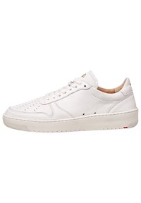 Bílé kožené tenisky s zaoblenou špičkou, perforovanou špičkou, plochými tkaničkami a texturovanou gumovou podrážkou. Diskrétní značka v zlaté barvě na jazyku.