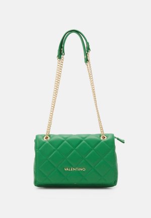 Sac bandoulière en cuir matelassé vert Valentino avec bandoulière chaîne dorée et fermeture éclair.